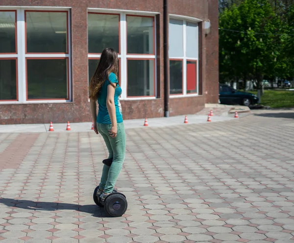 여자 다리 타고 gyroscooter 또는 호버 — 스톡 사진