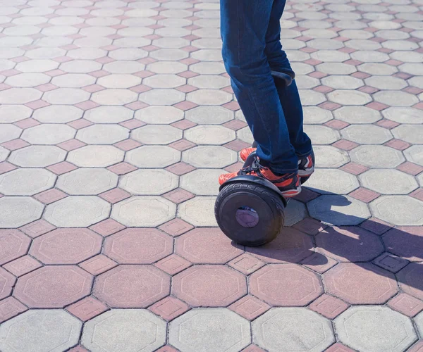 Mans nogi w gyroscooter jazdy pomarańczowe trampki lub hoverboard — Zdjęcie stockowe