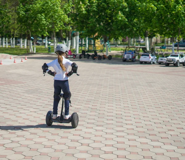 Niña pequeña aprende a montar mini hoverboard eléctrico —  Fotos de Stock