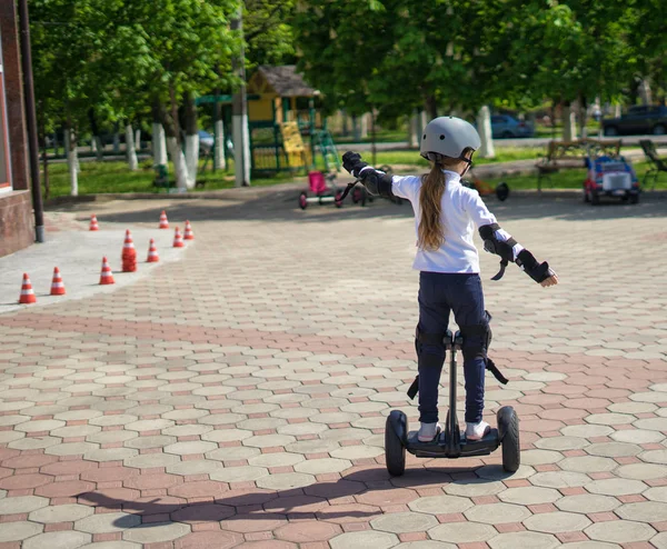 Niña pequeña aprende a montar mini hoverboard eléctrico —  Fotos de Stock