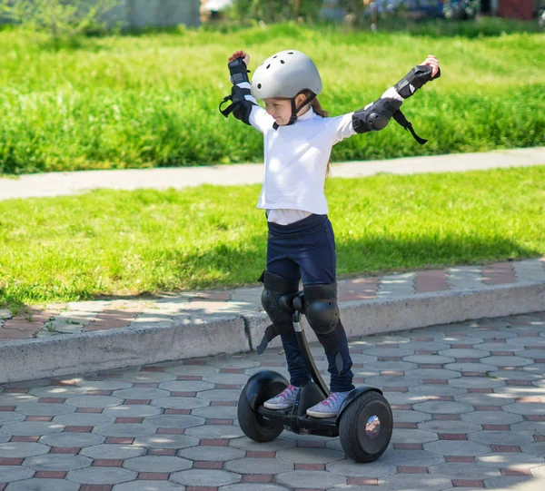Маленька дівчинка вчиться їздити на електричному міні ховерборді — стокове фото