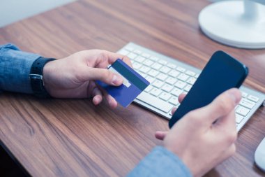 kredi kartı ve bir çevrimiçi satın alma telefon yazarak holding eller