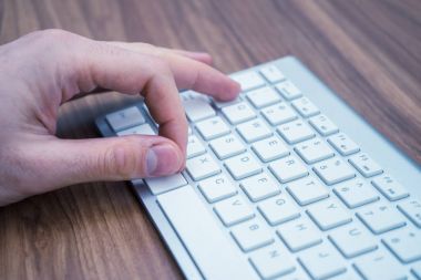 Alt-etiket komutu beyaz kablosuz klavye tuşuna basarak parmak