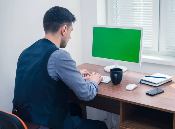 Trabajador de oficina sentado en el ordenador con Chromakey en el monitor — Foto de Stock