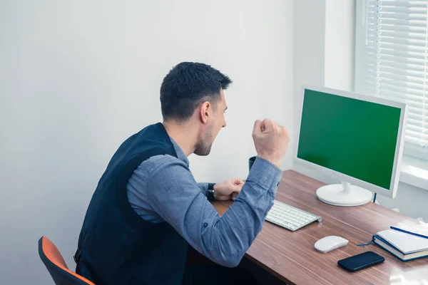 Joven empresario furioso listo para romper su computadora — Foto de Stock