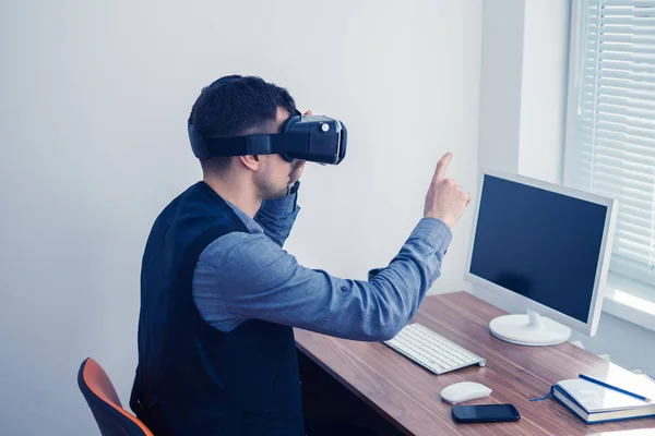 Jovem empresário em óculos vr desenho gráfico com gesto — Fotografia de Stock