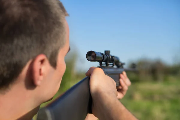 Mannen tar sikta på målet med ett prickskyttegevär. Selektivt fokus — Stockfoto