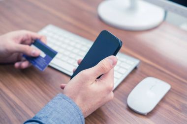 kredi kartı ve bir çevrimiçi satın alma telefon yazarak holding eller