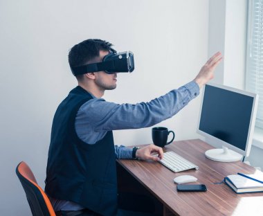Genç işadamı jest ile grafik çizim vr bardaklarda