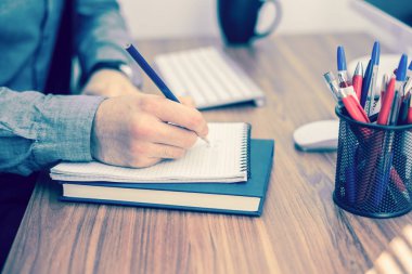 el yazısı not defterinde ahşap tablo