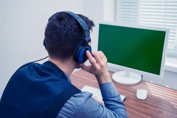 Hombre guapo en el centro de llamadas con auriculares — Foto de Stock