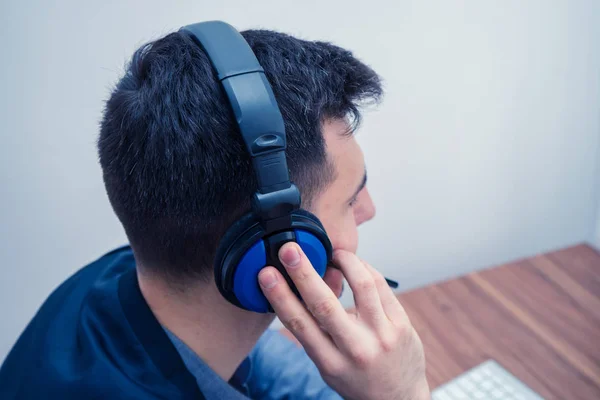 Hombre guapo en el centro de llamadas con auriculares — Foto de Stock