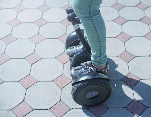 Piernas de mujer montar giroscooter o hoverboard — Foto de Stock