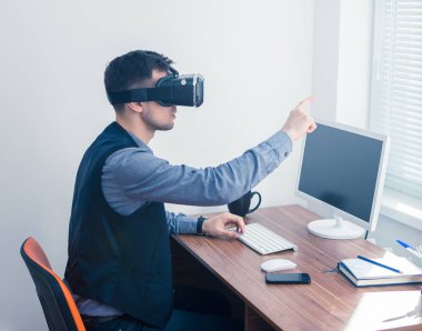 Genç işadamı jest ile grafik çizim vr bardaklarda