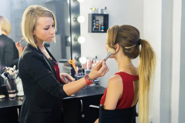 Makyöz makyaj güzel bir genç kızla yapıyor