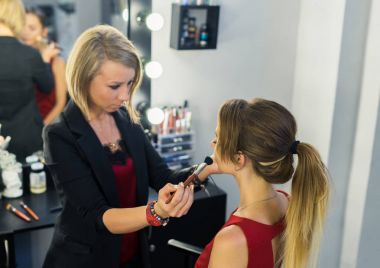 Makyöz makyaj güzel bir genç kızla yapıyor