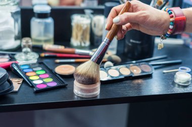 Tablo yapmak için fırçalar ile yukarı ve son saatlerinde yanında bulunanlar için aygıtlar