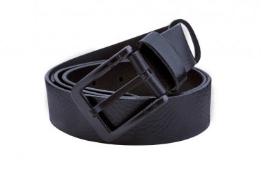 Mens haddelenmiş deri kemer ile metal toka izole üzerinde beyaz