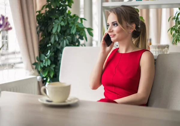 Affärskvinna talar på smartphone tar en kaffe paus — Stockfoto