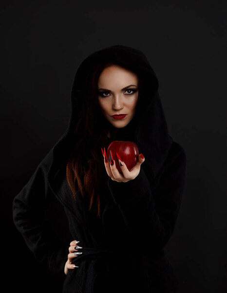 Мачеха дарит отравленное красное яблоко
