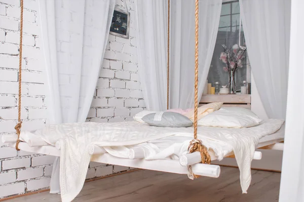 Witte loft interieur met hangende bed opgehangen aan het plafond — Stockfoto