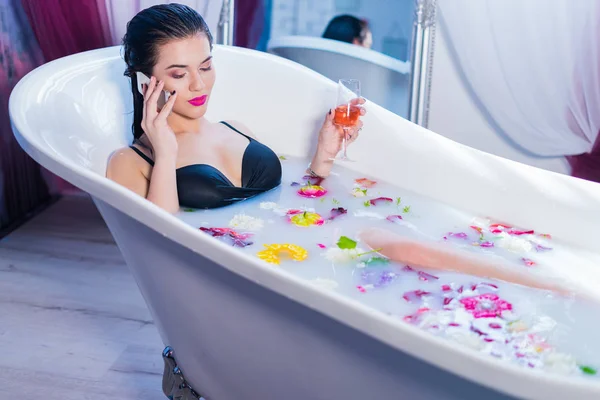 Sexy woman speaking on the phone while taking a bath — Stock Photo, Image