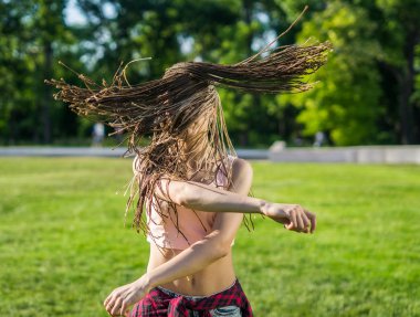 zizi kızla bahçede dans dreadlocks cornrows