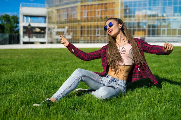 Dívka s zizi cornrows děsí poslechu hudby — Stock fotografie