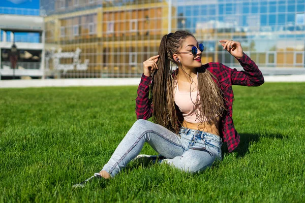 Ragazza con zizi cornrows teme ascoltare musica — Foto Stock