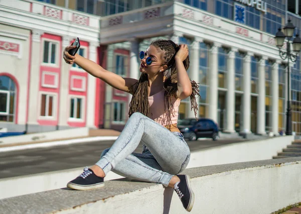Chica con zizi cornrows dreads tiro selfie en su teléfono inteligente — Foto de Stock