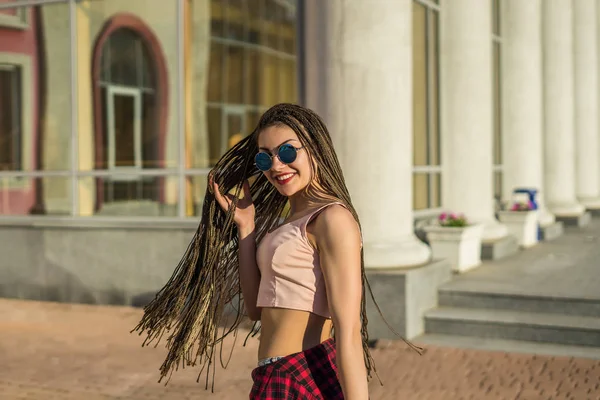 Menina bonita nova com cornrows zizi dreadlocks corrige seu cabelo — Fotografia de Stock