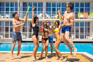 Arkadaşlar smimming havuz partisi