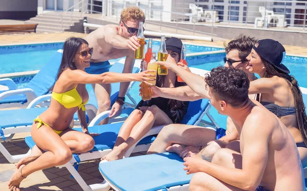 ¡Salud! Grupo de personas alegres tomando cócteles — Foto de Stock