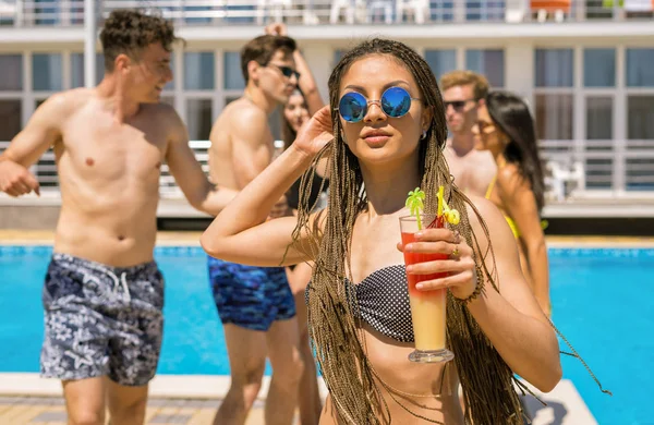 Люди пьют коктейли и пиво во время вечеринки в бассейне — стоковое фото
