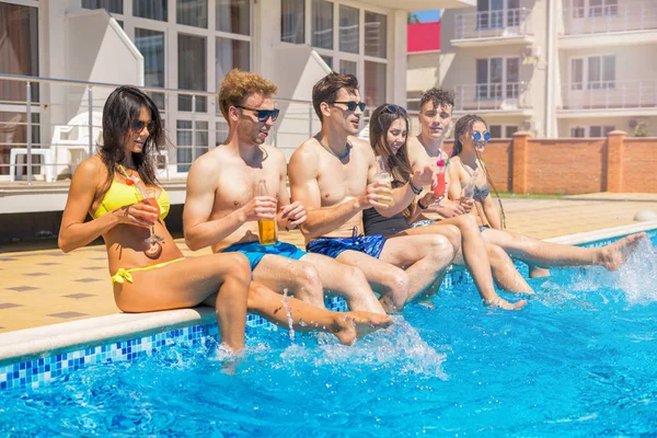 Fiesta de amigos en la piscina smimming — Foto de Stock