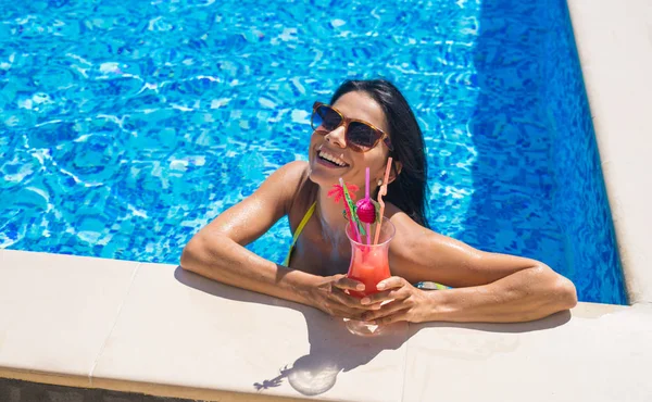 Chica sexy joven en la piscina Beber cóctel — Foto de Stock