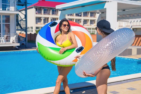 Дві сексуальні дівчата-хіпстери, що гуляють з басейном біля басейну — стокове фото