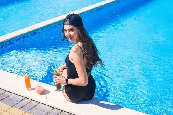 Giovane ragazza sexy in piscina Bere cocktail — Foto Stock