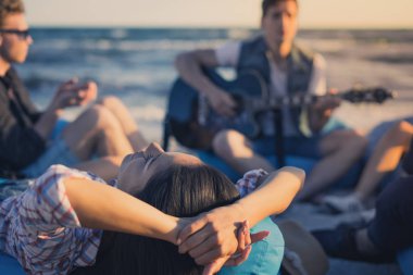 gitar ve plaj partisi alkol ile arkadaş grubu