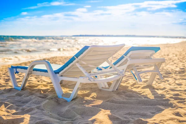 Zwei Liegestühle im Sand des Strandes. — Stockfoto