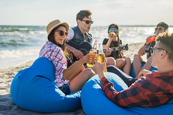 Gruppe von Freunden mit Gitarre und Alkohol auf der Strandparty — Stockfoto