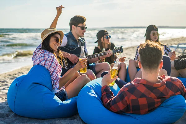 Gruppe von Freunden trinkt auf der Strandparty — Stockfoto