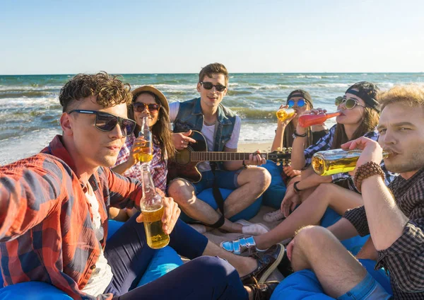 Grupo de amigos divirtiéndose en la playa — Foto de Stock