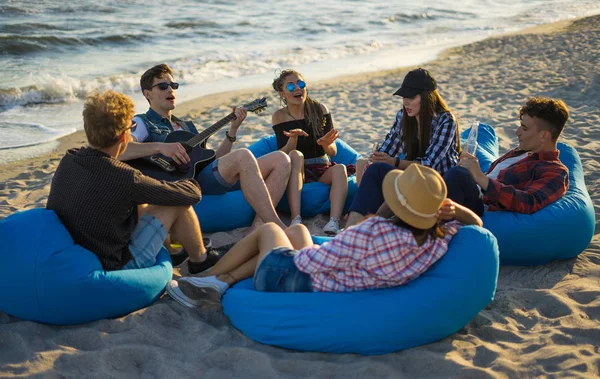 Freunde singen am Strand Gitarrenlieder — Stockfoto