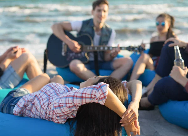 Sekelompok teman dengan gitar dan alkohol di pesta pantai — Stok Foto