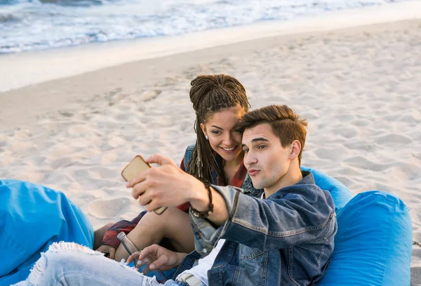 Jovem casal tirando foto selfie na praia — Fotografia de Stock