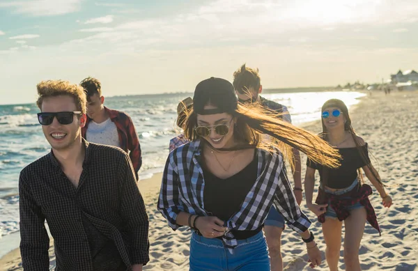 Grupo de jóvenes amigos hipster corriendo por la playa juntos — Foto de Stock