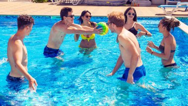 Su voleybol oynarken arkadaşları neşeli grup çiftler