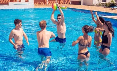 Su voleybol oynarken arkadaşları neşeli grup çiftler