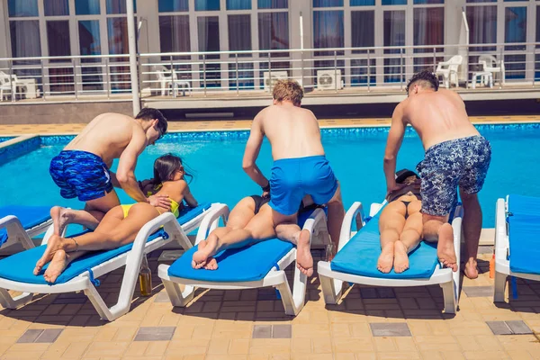 Irls disfrutar de un masaje de los hombres cerca de la piscina — Foto de Stock